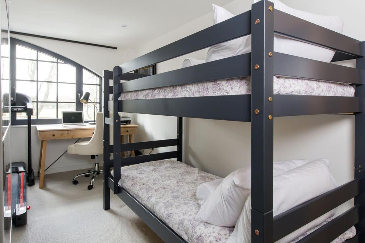 Stylish City Centre Apartment With Sauna Chichester Kültér fotó
