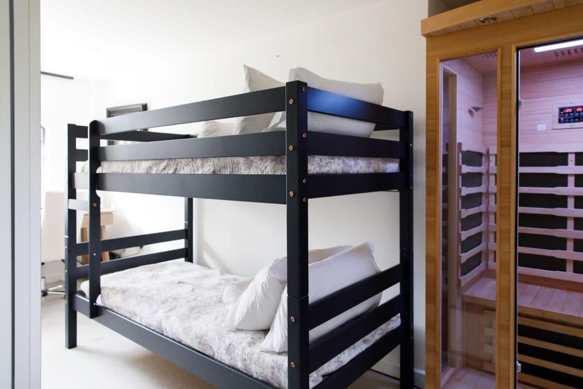 Stylish City Centre Apartment With Sauna Chichester Kültér fotó