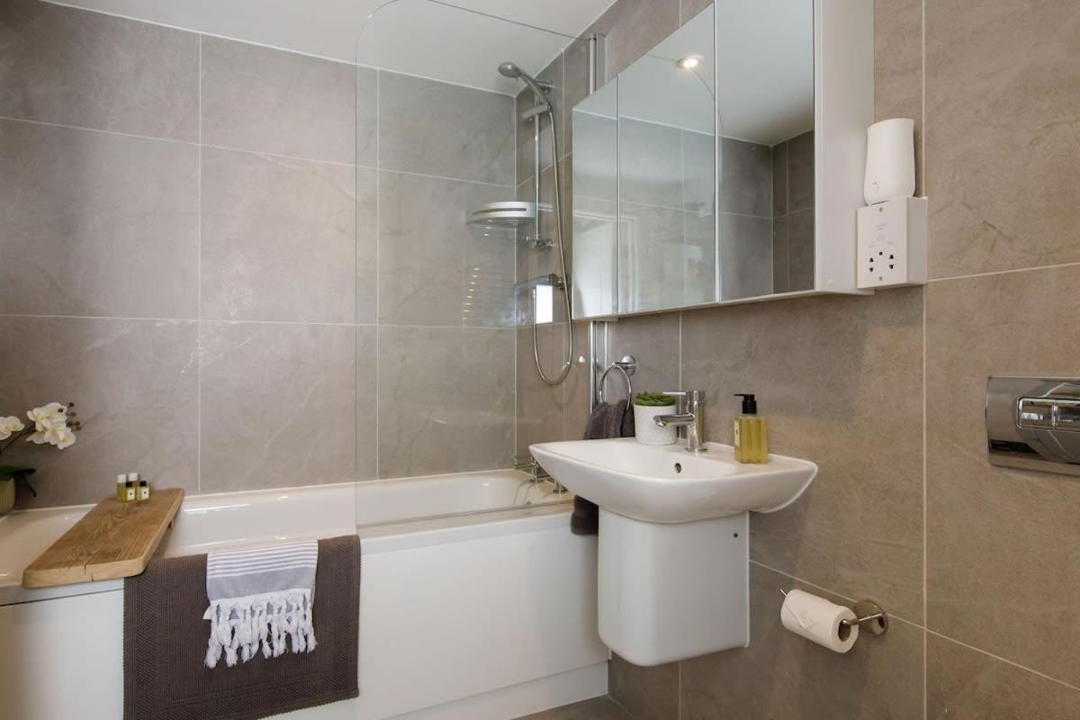 Stylish City Centre Apartment With Sauna Chichester Kültér fotó