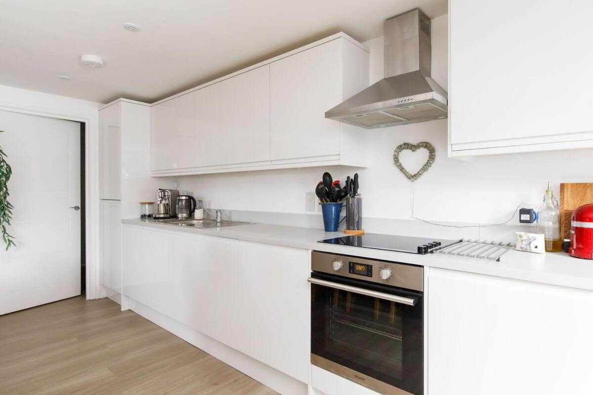 Stylish City Centre Apartment With Sauna Chichester Kültér fotó