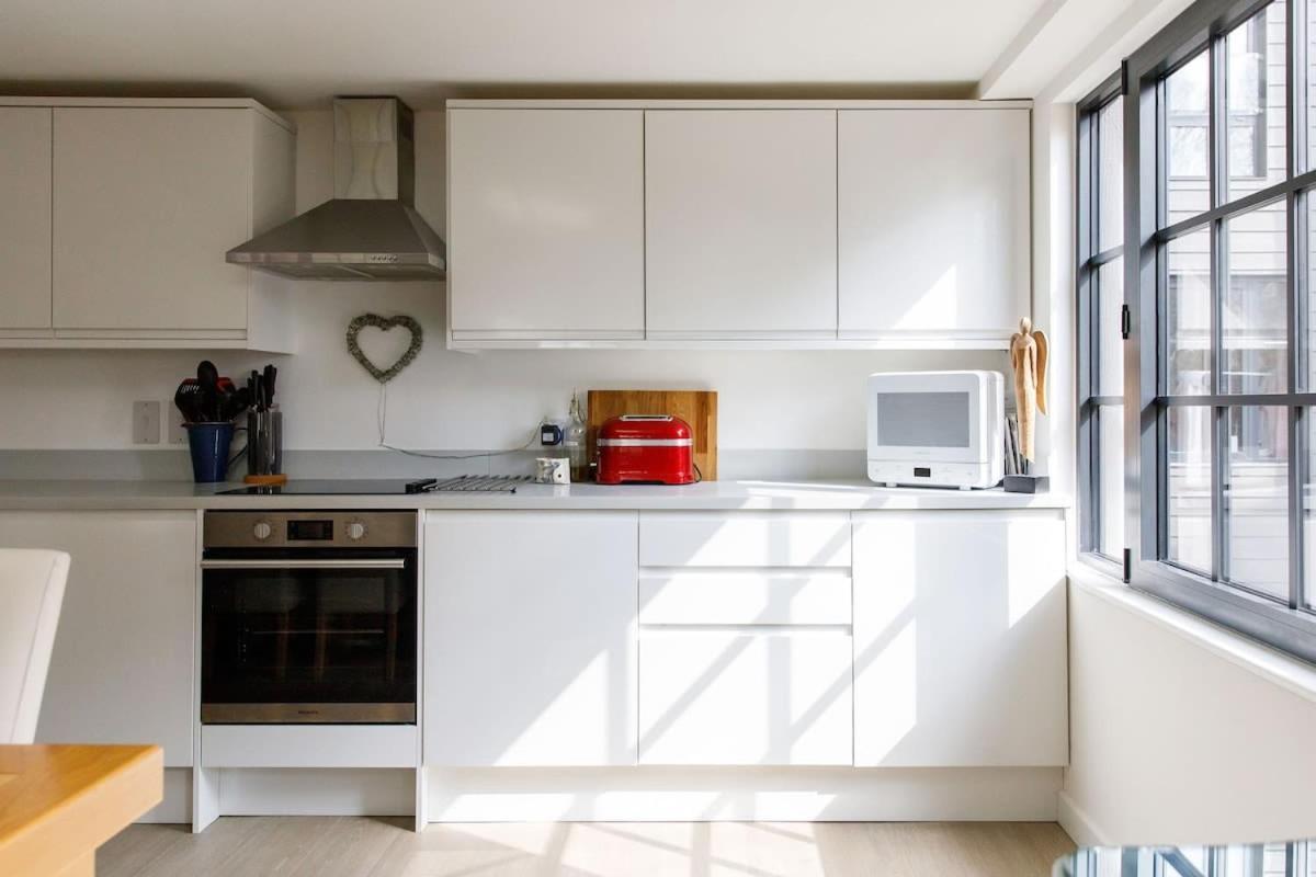 Stylish City Centre Apartment With Sauna Chichester Kültér fotó