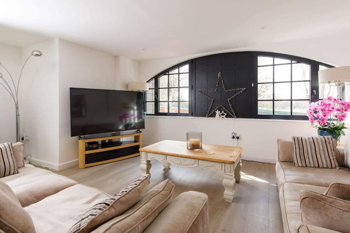 Stylish City Centre Apartment With Sauna Chichester Kültér fotó